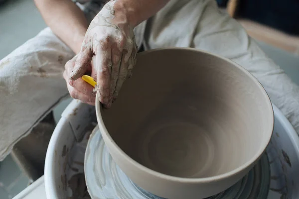 手工制作的一个波特的车轮 手做粘土从各种物品的家和销售在商店和在展览会上 陶瓷项目是手工制作 粘土钢坯成为陶瓷菜 — 图库照片