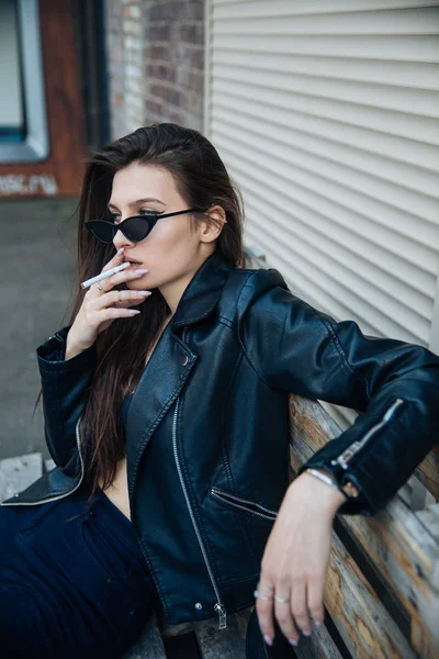 Junges Mädchen Lederjacke Raucht Zigaretten Rock Stil Freche Und Süße — Stockfoto
