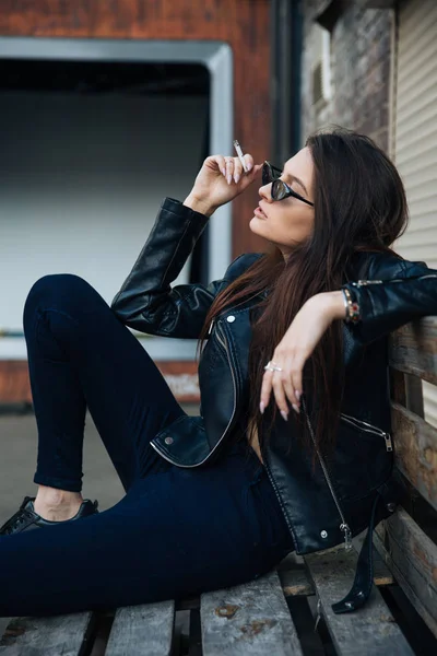 Jovem Uma Jaqueta Couro Fuma Cigarros Estilo Rock Atrevido Bonito — Fotografia de Stock