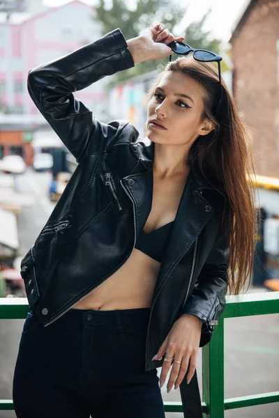 deri ceketli genç kız sigara içiyor, rock tarzı, arsız ve sevimli kız sokak poz tarzı, rock punk yaşam tarzı