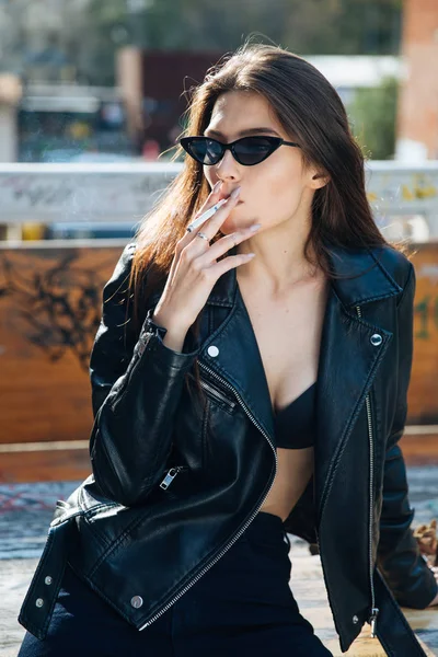 Chica Joven Una Chaqueta Cuero Fuma Cigarrillos Estilo Rock Descarado — Foto de Stock
