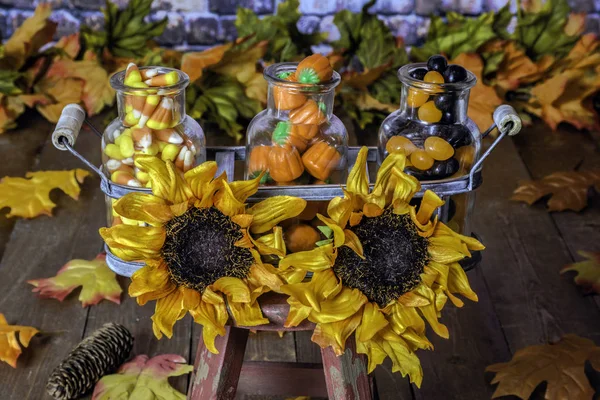 Vassoio Metallo Sgabello Legno Con Vasetti Vetro Pieni Caramelle Halloween — Foto Stock