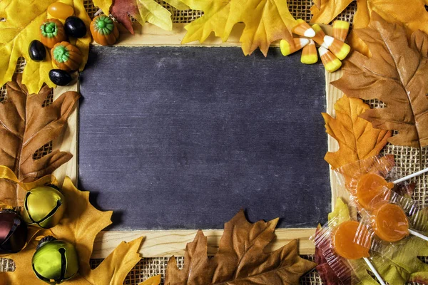 Lavagna Bianca Tela Incorniciata Con Foglie Autunnali Caramelle Halloween Campane — Foto Stock