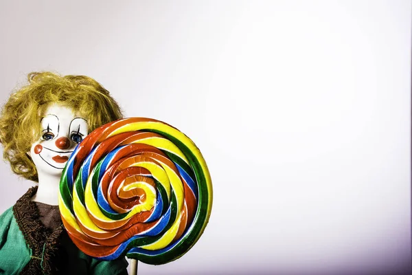 Grote Multi Gekleurde Gezwenkt Lollipop Naast Antieke Clown Pop Met — Stockfoto