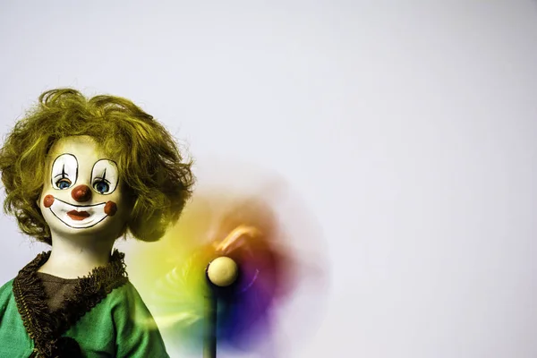 Een Kleurrijke Pin Spinnewiel Naast Antieke Clown Pop Met Blauwe — Stockfoto