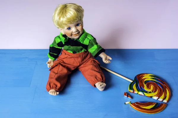 Jonge Jongen Pop Met Blauwe Glazen Ogen Blond Haar Blote — Stockfoto