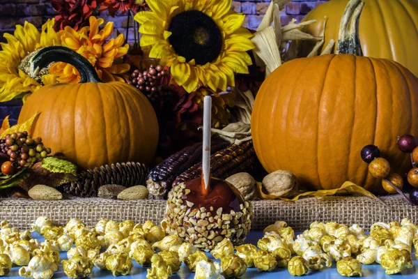 Pop Corn Med Röd Candy Apple Omfattas Nötter Blå Bord — Stockfoto