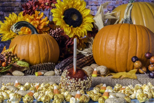 Popcorn Jordnötter Godis Majs Och Röd Candy Apple Omfattas Nötter — Stockfoto