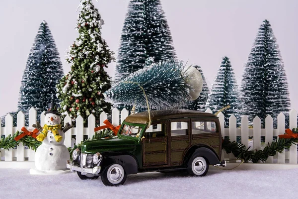 Jul Scen Med Leksak Woodys Kombi Snö Framför Vita Staket — Stockfoto