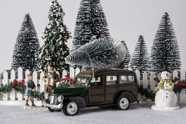 Weihnachtsszene Mit Spielzeug Woodys Kombi Auf Schnee Vor Weißem Lattenzaun — Stockfoto