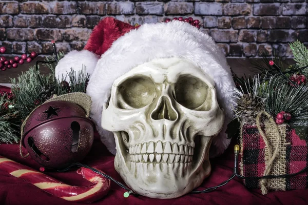 Menschlicher Totenkopf Mit Roter Weihnachtsmütze Auf Rotem Tuch Mit Zuckerrohr — Stockfoto