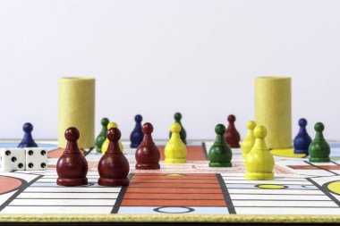 beyaz arka plan ile gemide kurulan parcheesi oyunu