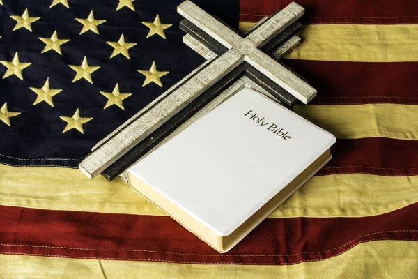 Kereszt Fehér Biblia Régi Kinézetű Tea Folt Pamut Amerikai Zászló — Stock Fotó