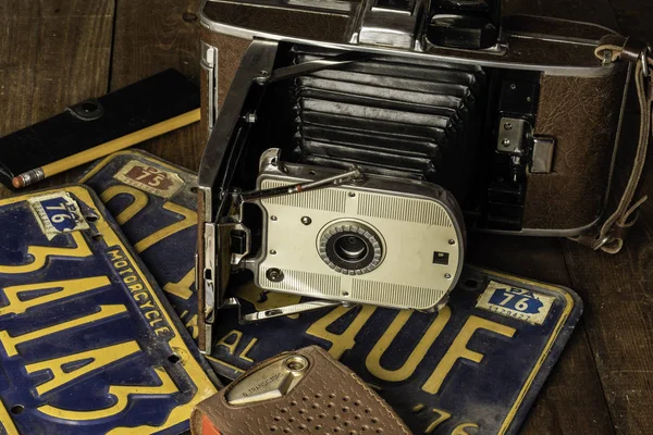 Câmera Antiga Rádio Transistor Vintage Placas Antigas Caixa Vidro Leitura — Fotografia de Stock