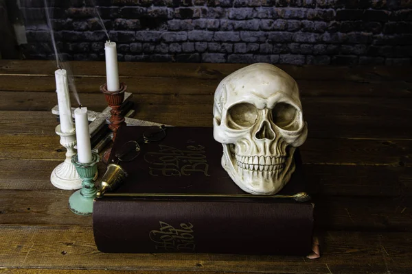 Grande Bíblia Antiga Com Crânio Humano Vela Latão Snuffer Leitura — Fotografia de Stock