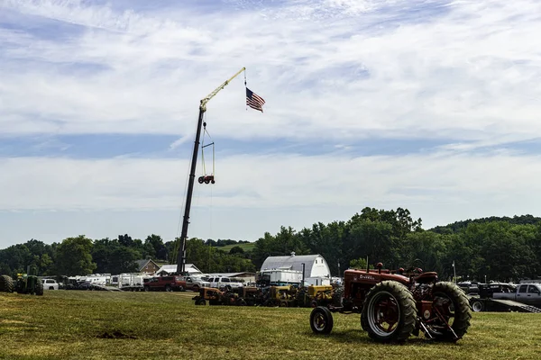 Chambersburg Pennsylvania Usa 2019 Полноразмерный Трактор Подвешенный Большом Кране Американским — стоковое фото