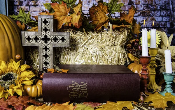 Herbstszene Mit Großer Alter Bibel Umgeben Von Holzkreuz Orange Kürbisse — Stockfoto