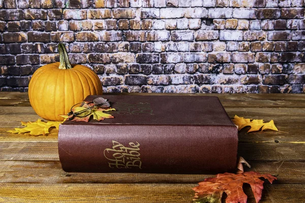 Lettura Della Sacra Bibbia Giorno Autunno Con Zucca Arancione Foglie — Foto Stock