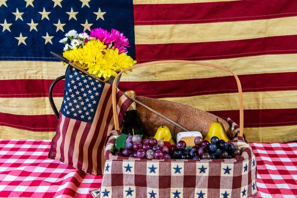 Корзина Пикника Фруктами Шампанским Красной Скатерти Цветами Американским Флагом — стоковое фото