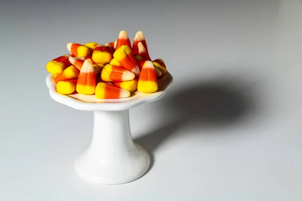 Laranja Halloween Doce Milho Isolado Pedestal Branco Com Fundo Branco — Fotografia de Stock