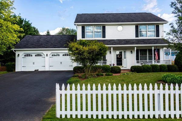 White Colonial Home American Flag Flying Front Porch White Picket — Stock Photo, Image