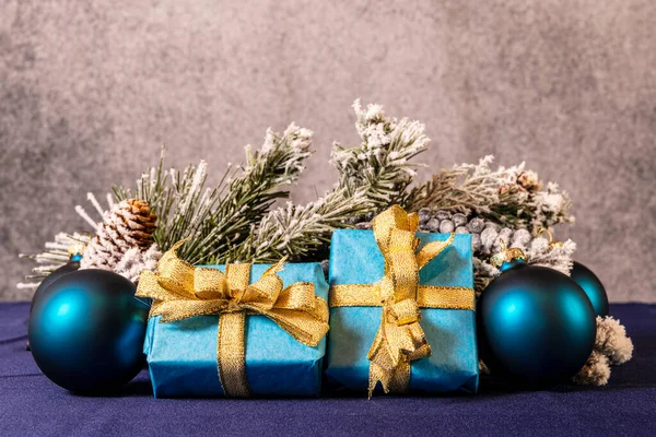 Ainda Vida Presentes Natal Envolto Papel Azul Com Fita Ouro — Fotografia de Stock