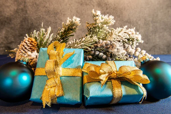 Vida Morta Presentes Natal Embrulhados Papel Azul Com Fita Dourada — Fotografia de Stock