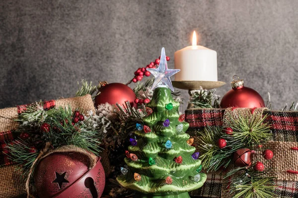 Νεκρή Φύση Κεραμικά Δώρα Χριστουγεννιάτικο Δέντρο Τυλιγμένο Φανέλα Και Λινάτσα — Φωτογραφία Αρχείου