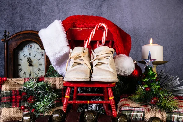 Jul Stilleben Med Vintage Vita Baby Skor Små Röda Gungstol — Stockfoto