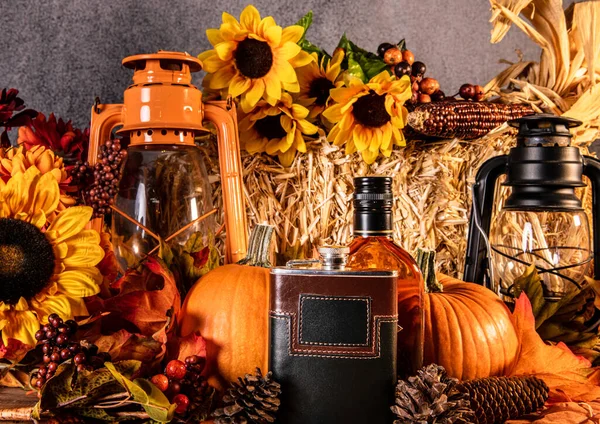 Őszi Csendélet Sütőtök Napraforgó Lámpák Whisky Lombik Üveg Brandy — Stock Fotó