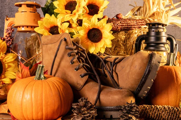 Horizontales Herbst Stillleben Mit Wanderstiefeln Sonnenblumen Kürbisse Und Laternen Mit Stockbild