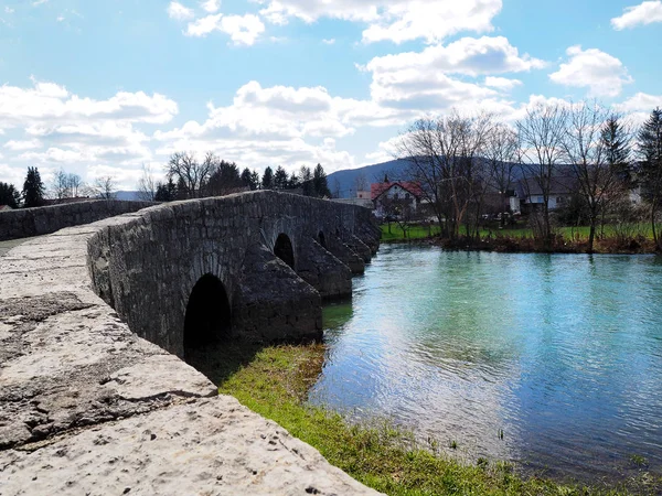 Kamienny Most Nad Rzeką — Zdjęcie stockowe