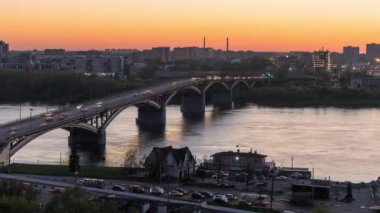 Nijniy Novgorod şehri Rusya, günbatımı, Oka arabalar hareketli köprü ve yol, nehir su akar köprünün altından nehir üzerinde Kanavinsky köprü üzerinde yüksek gelen hızlandırılmış görünümü