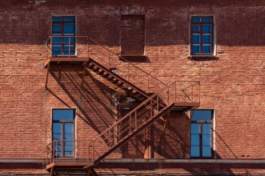 Eski bina cephe. Bir evin duvarına kırmızı tuğla, windows ve yangın çıkışı yapılmış