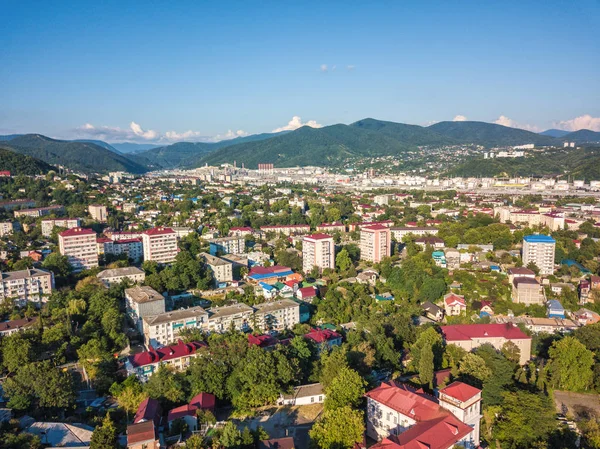 Rusya, Tuapse kasabası - 10 Temmuz 2017: şehir, petrol rafinerisi ve horizone yaz gün zamanında tepelerde hava dron görünümü