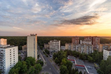 Rusya, Moskova, Troitsk - 28 Haziran 2018: Polkovnika Militsii Kurochkina sokak, Mikroraion V bölgesi ve orman ufka günbatımı zamanı yaz aylarında yüksek gelen görünüm