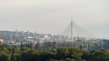 Ada Köprüsü ve Belgrad şehir yaz gün zaman görüntülemek