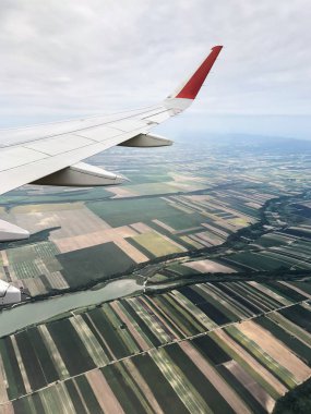 Bir alan, yerleşim ve nehir üzerinde uçak havadan görünümü