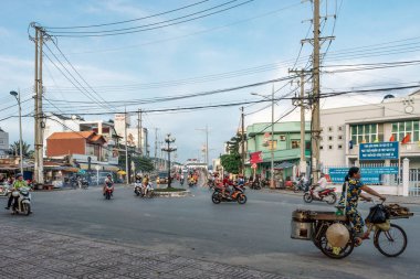 Duong Dong, Phu Quoc, Vietnam - 13 Kasım 2017: Yerli halklar mopedler sokakta, bir kadın devam satıcı bir bisiklet sürmek.
