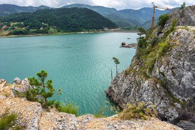 Zaovine Gölü'nden cliff Sırbistan görüntüleyin