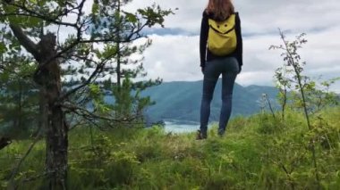 Bir gezgin kadın sırt çantası ile Sırp vahşi doğada tepe tepe üzerinde duran ve güzel manzara ve göl üzerinde Lisesi'nden arıyorum