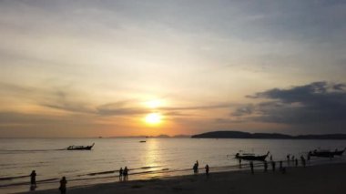Tekne su ve insanlar günbatımında Ao Nang Beach, Tayland, Thailand, Krabi zaman atlamalı devam edelim