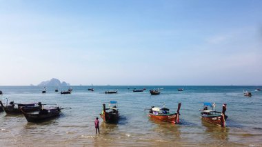 Ao Nang, Krabi, Tayland - 21 Ocak 2019:Thai uzun kuyruk gezi tekneleri demirlemiş plaj ve bekleyen kalkış için komşu adalar