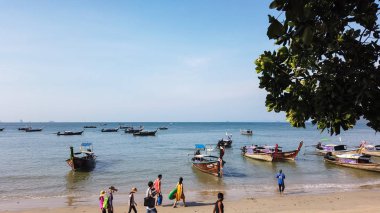 Ao Nang, Krabi, Tayland - 21 Ocak 2019:People bir güneşli gün ve ahşap geleneksel Tay uzun kuyruk tekne denize bakmak ve kıyı sahilde yürümek