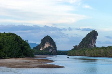 Krabi Town dağlarda Khao Khanab Nam görünümünü yakın çekim yatay