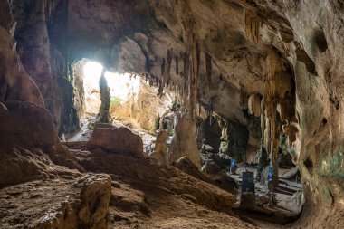  Khao Khanab Nam mağara içinde