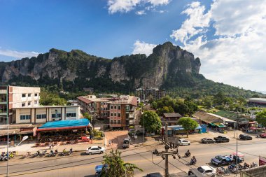 Güneşli bir gün mavi gökyüzünde oteller, restoranlar, büyük uçurum ve bulutlar ile yerel ana yol ve cadde üzerinde yükseklikten görünüm