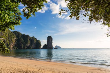 Pai Plong Centara Plajı ve deniz manzarası