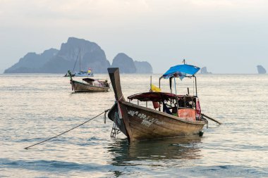 Akşam deniz suyu kıyıya yakın Tay geleneksel uzun kuyruk tekne palamarla
