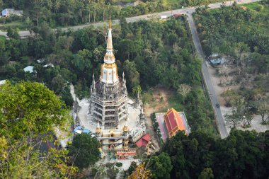 Bir yükseklikten inşaat altında Tay Wat Tham Seua Tapınağı görünümü